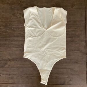 QINSEN Women’s Plunge U Neck Cap Sleeve Bodysuit